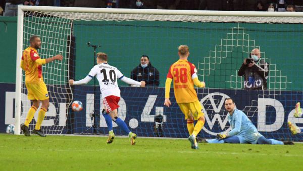 KSC-scheidet-gegen-den-HSV-im-Pokal-aus161