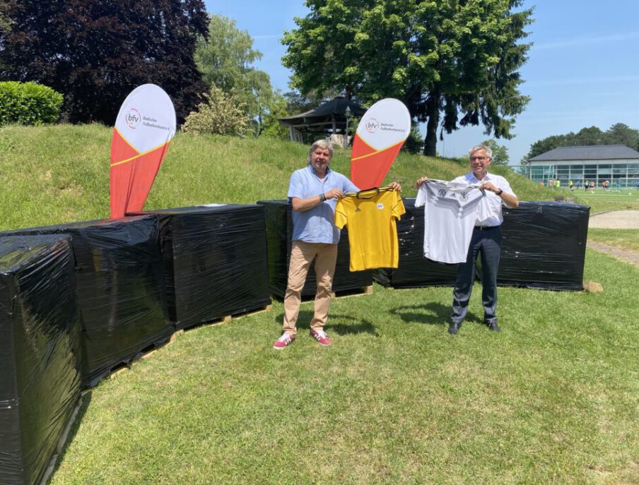 Foto: Spendenübergabe, Ronny Zimmermann und Stefan Dallinger (Quelle: bfv)