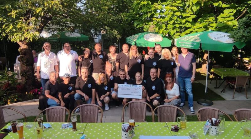 KSC-Fanclub Blau-Weiße KSC Freunde spendet für krankes Kind 9000 Euro