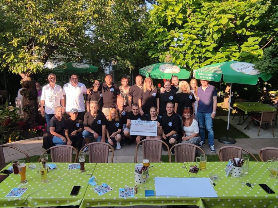 KSC-Fanclub Blau-Weiße KSC Freunde spendet für krankes Kind 9000 Euro