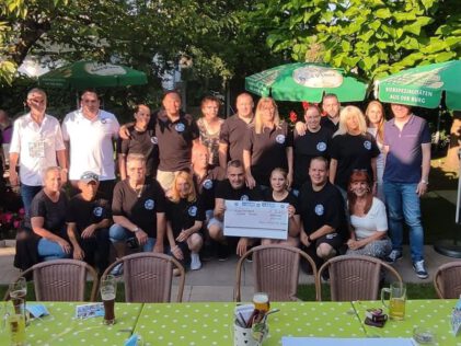 KSC-Fanclub Blau-Weiße KSC Freunde spendet für krankes Kind 9000 Euro