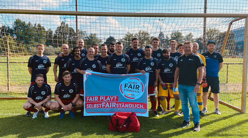 Fair-Play-Ehrung von Jacob Ender mit seiner Mannschaft des ASV Hagsfeld und Bernd Bastian, stv. Kreisvorsitzender