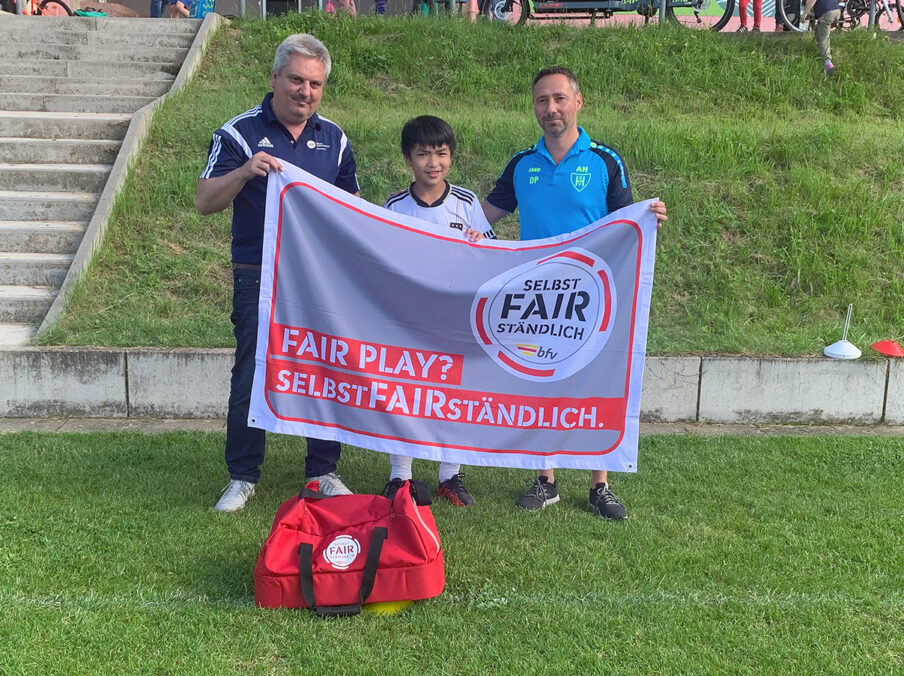 Fair-Play-Ehrung von Nhat Tin Ho, SV Hohenwettersbach, mit Kreisjugendleiter Volker Marschall und Trainer Dirk Prüttner