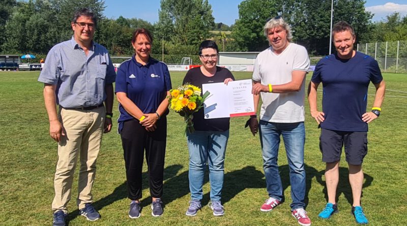 Foto: Ehrung Marion Bartussek (Quelle: bfv)