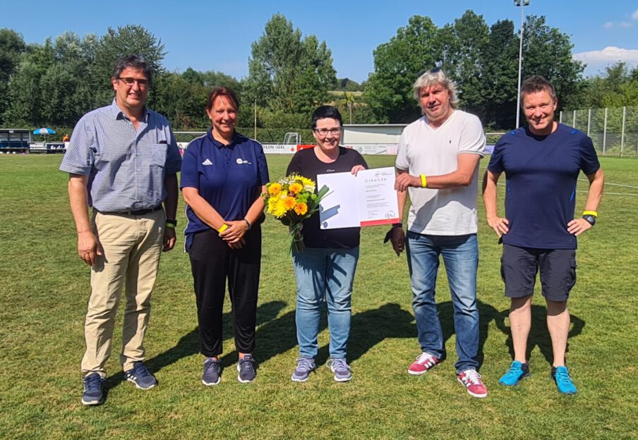 Foto: Ehrung Marion Bartussek (Quelle: bfv)