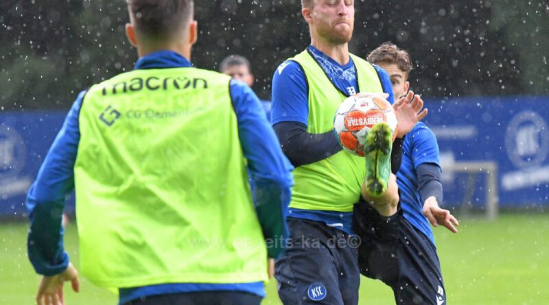 KSC Üben bei Sonne Hagel Regen