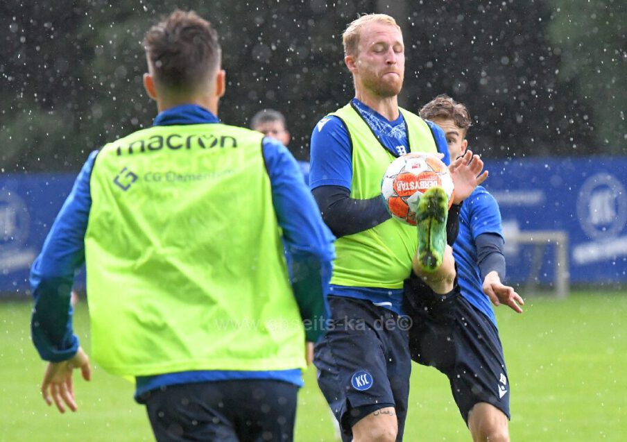 KSC Üben bei Sonne Hagel Regen