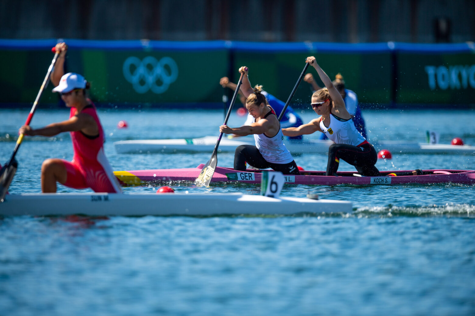 Die Berlinerin Lisa Jahn (vorne im Boot) und die Steuerfrau von den Rheinbr��der Karlsruhe, Sophie Koch, besiegen die zweifachen Weltmeisterinnen aus Kanada und wecken damit Medaillenhoffnungen
