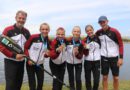 Fünf WM-Silbermedaillen für die Rheinbrüder Karlsruhe. Erfolgscoach Ralf Straub (v.l) mit den Medaillengewinner*innen: Katinka Hofmann, Xenia Jost, Gesine Ragwitz, Jette Brucker und Paul Grosser. (Quelle: Rheinbrüder/Tirolf)