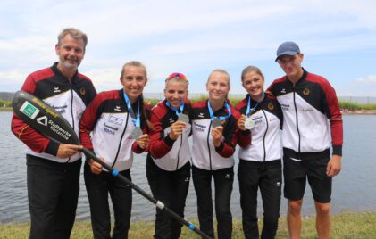 Fünf WM-Silbermedaillen für die Rheinbrüder Karlsruhe. Erfolgscoach Ralf Straub (v.l) mit den Medaillengewinner*innen: Katinka Hofmann, Xenia Jost, Gesine Ragwitz, Jette Brucker und Paul Grosser. (Quelle: Rheinbrüder/Tirolf)