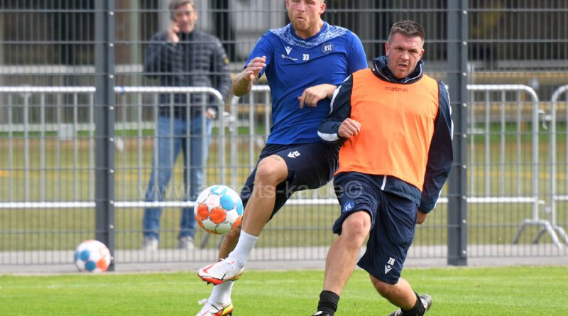 KSC-Stürmer Hofmann mit Zlatan Bajramovic