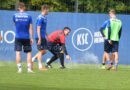 KSC-Co Zlatan Bajramovic als Schiedsrichter mit dem Freistoßspray geht es rund