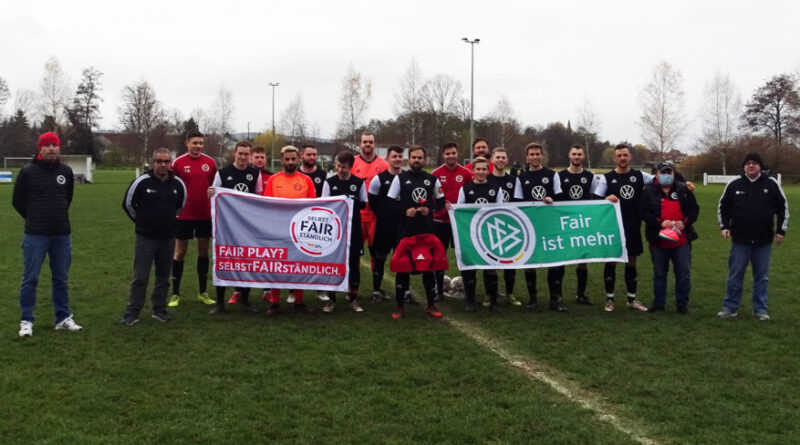 Foto: Fair Play-Ehrung (Quelle: bfv): Die Mannschaft des FzG Münzesheim mit Marco Smiatek (Bildmitte), Jens Becker, Vorstand FzG Münzesheim (links) sowie die beiden Fußballkreisvertreter Carlos Coehlo und Uwe Schwabenland.