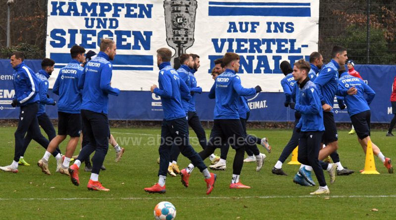 Galerie: KSC-Abschlusseinheit vor der Fahrt nach München