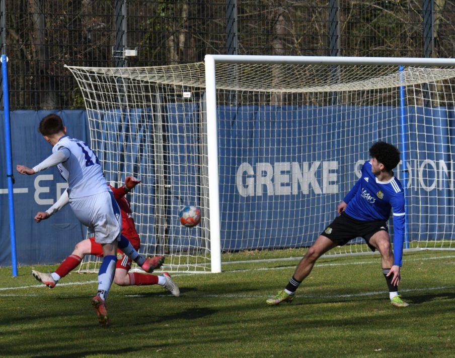 KSC U19 Tim ROssmann erzielt das 3:1 gegen Saarbrücken