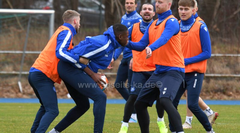 KSC-Training mit Footballspiel