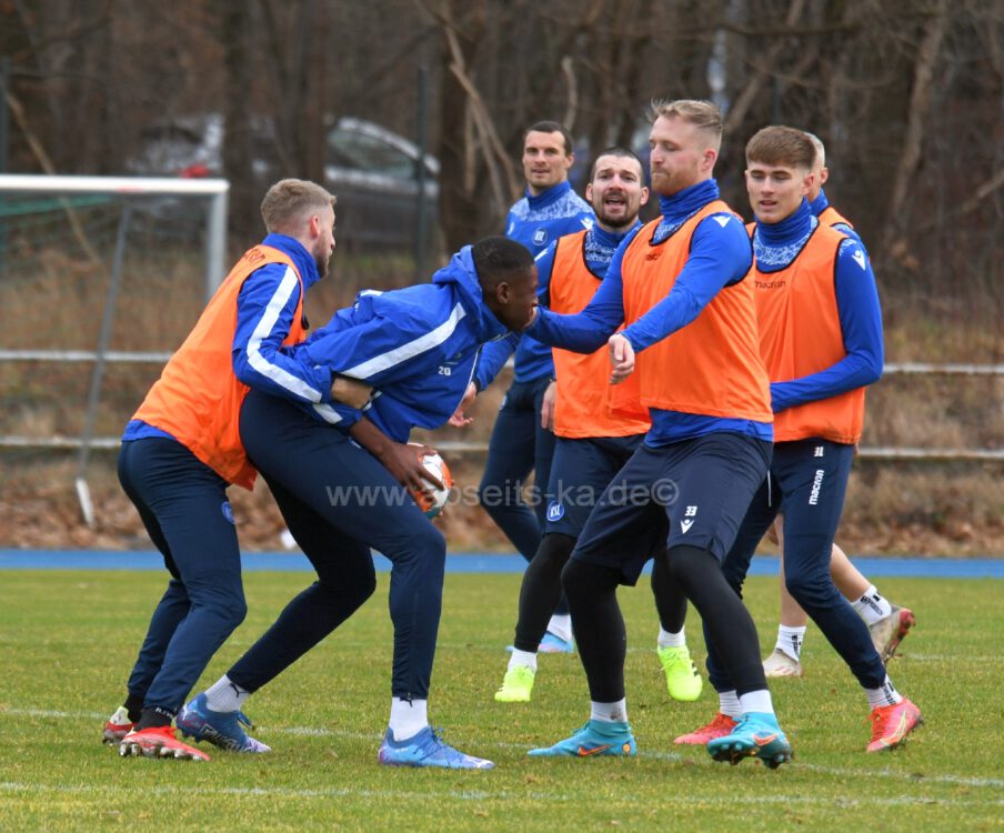 KSC-Training mit Footballspiel