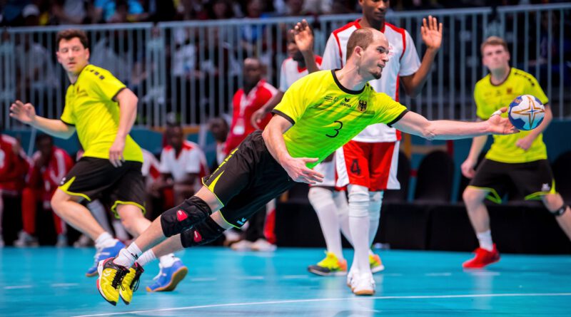 INKLUSIVER SPORT PUR: Kai Polefka von den Durlach Turnados der Turnerschaft Durlach erzielt hier bei den letzten Weltspielen 2019 in Abu Dhabi im Trikot des SOD-Nationalteams ein spektakuläres Tor gegen Kenia. Dieses Spiel um die Bronzemedaille gewann die deutsche SO-Auswahl mit 17:16. Foto: SOD/Klahn