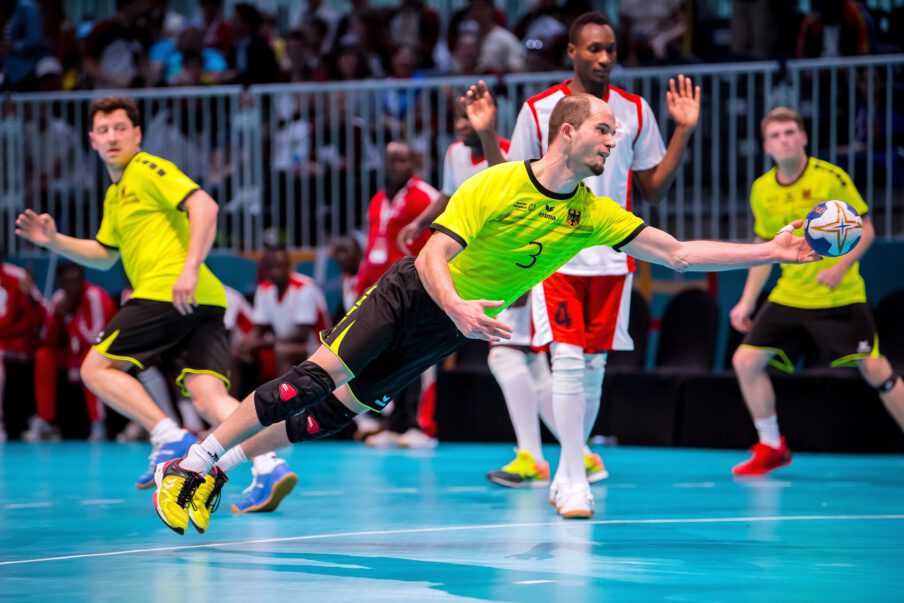 INKLUSIVER SPORT PUR: Kai Polefka von den Durlach Turnados der Turnerschaft Durlach erzielt hier bei den letzten Weltspielen 2019 in Abu Dhabi im Trikot des SOD-Nationalteams ein spektakuläres Tor gegen Kenia. Dieses Spiel um die Bronzemedaille gewann die deutsche SO-Auswahl mit 17:16. Foto: SOD/Klahn