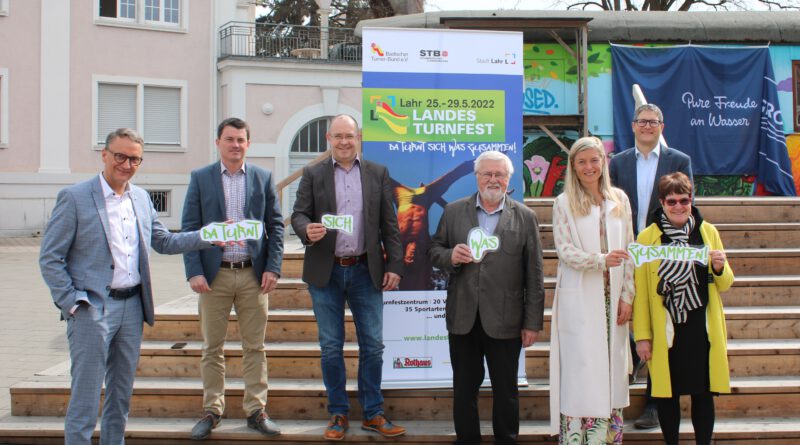 Vorfreude auf das Landesturnfest 2022: Markus Ibert (Oberbürgermeister Lahr), Matthias Gutbrod (Bürgermeister Kippenheim), Wolfgang Spengler (Vertreter Ettenheim), Gerhard Mengesdorf (Präsident Badischer Turner-Bund), Senja Töpfer (Leiterin Soziales, Schulen und Sport Lahr), Henning Paul (Geschäftsführer Badischer Turner-Bund) und Charlotte Schubnell (stellv. Bürgermeisterin Friesenheim) (von links, Foto: BTB)