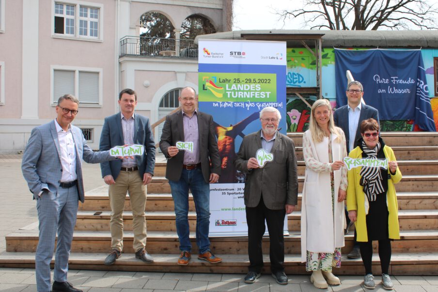 Vorfreude auf das Landesturnfest 2022: Markus Ibert (Oberbürgermeister Lahr), Matthias Gutbrod (Bürgermeister Kippenheim), Wolfgang Spengler (Vertreter Ettenheim), Gerhard Mengesdorf (Präsident Badischer Turner-Bund), Senja Töpfer (Leiterin Soziales, Schulen und Sport Lahr), Henning Paul (Geschäftsführer Badischer Turner-Bund) und Charlotte Schubnell (stellv. Bürgermeisterin Friesenheim) (von links, Foto: BTB)