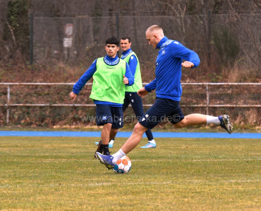 KSC-Training mit Jugendspielern am KIT 