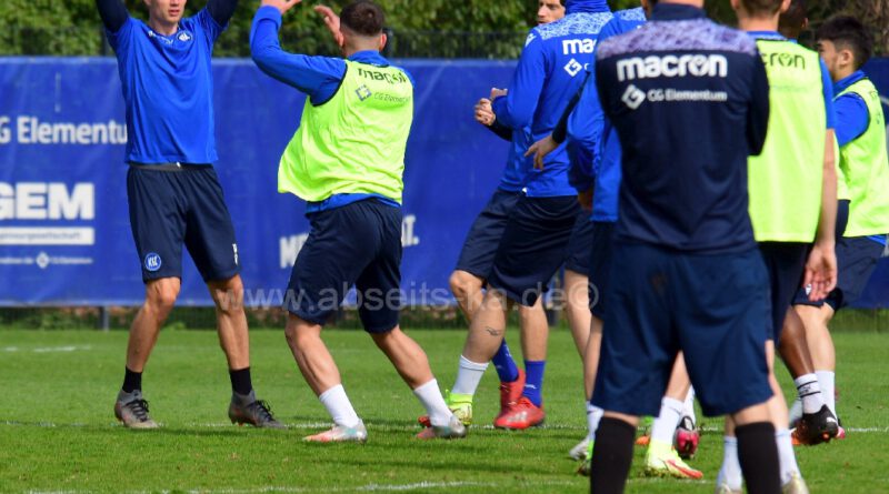 KSC Christian Eichner mit Blick auf Kilian Jakob