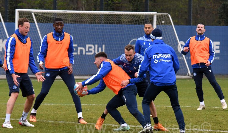 KSC-Training in Bildern: Handball-Kopfball-Fußball