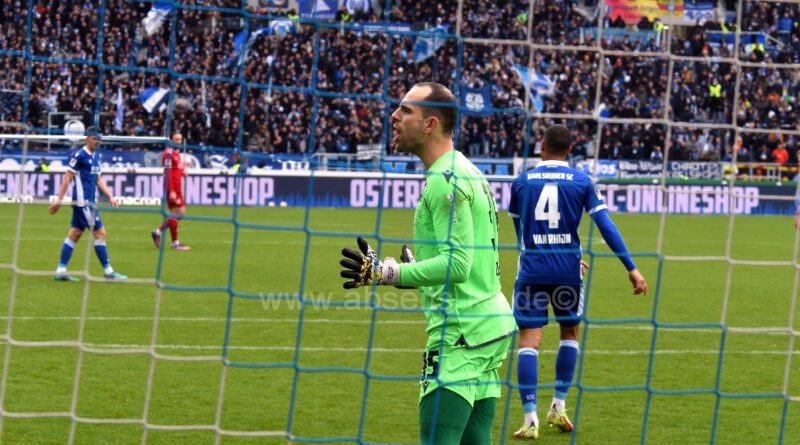 KSC Keeper Gersbeck vor der Wand
