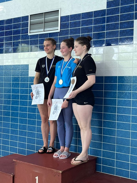 Quelle: SSC - Cilia Ochmann (Mitte) BWB Meisterin der Damen vom 3m Brett mit Antonia Pawlowski (rechts)und Lisa Mertes (links) beide SG SWM München