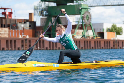 Die World Cup Serie von zwei aufeinander folgenden Wochenenden in Racice/Tschechien und Poznan/Polen startet an diesem Freitag. Von den Rheinbrüder Karlsruhe sind die Canadierfahrerin Sophie Koch und der Kajakfahrer Saeid Fazloula, sowie Trainer Ralf Straub als Damen-Coach mit dabei. Für die Olympiavierte, Sophie Koch, geht es nach ihrer Covid-Infektion und der langen Genesungsphase, in Racice darum, mit ihrer Berliner Zweierpartnerin Lisa Jahn, das zweite deutsche Boot in der Besetzung Isabelle Zanin / Annika Loske (beide Potsdam) in Schach zu halten. Traditionell müssen sich die eingefahrenen deutschen Boote, mit einem aufstrebenden Nachwuchsboot duellieren, um damit die Fahrkarte für die WM und EM zu sichern. „Das belebt natürlich die Konkurrenz innerhalb des Teams immer sehr gut!“, berichtet Bundesstützpunkt-Leiter Detlef Hofmann, der diese Methode selbst in seinen Jahren als Herren-Bundestrainer immer wieder einsetzte. Sophie Koch spornt der Wettstreit an, wenngleich sie immer noch nicht hundertprozentig fit ist und somit der Zweier noch nicht so „rutscht“, wie 2021 in Tokio. Eine andere Ausgangslage hat der Refugee Athlet, Saeid Fazloula. In den vergangenen Jahren musste er hart kämpfen, damit die Statuten im Internationalen Kanuverband (ICF) angepasst wurden und er endlich als geflüchteter Athlet anerkannt wurde. Nachdem das IOC ihn in sein „Refugee Olympic Team“ aufgenommen hat und er bei den World Cups und bei der Weltmeisterschaft unter der Flagge der ICF starten darf, kann er seine Rennen ganz befreit angehen. „Ich starte in Racice und Poznan im Einerkajak über 500 und 1.000 Meter.“, berichtete Fazloula vor seiner Abreise. Er will versuchen, so weit wie möglich zu kommen. Während er in Tokio mit der Viertelfinalteilnahme zufrieden sein musste, strebt er bei den World Cups ein B- oder C Finale an. „Wenn er es tatsächlich unter die besten 18 schafft, dann wäre das ein riesen Erfolg, aber auch über einen vorderen Rang im C-Finale würde ich mich freuen.“, kommentiert sein Förderer Detlef Hofmann, das schwierige Vorhaben. Neben Koch und Fazloula wird ein weiterer Rheinbruder bei den World Cups dabei sein. Ralf Straub wird seinen internationalen Einstand als Damen-Bundestrainer feiern. Dabei startet der bislang in der U23 erfolgreiche Damentrainer mit einem fast gänzlich veränderten Team. Mit Carolin Arft (Essen) und Jule Hake (Lünen) blieben lediglich zwei aus dem sechsköpfigen Olympiateam von 2021 übrig. „Das ist keine leichte Aufgabe aber die meisten kenne ich ja schon von der U23“, bestätigt Straub vor der Abreise, den „Neu“-Anfang im deutschen Kajakteam. Sarah Brüßler von den Rheinbrüdern konnte sich aufgrund einer Verletzung in diesem Jahr nicht für das Nationalteam empfehlen, möchte aber 2023 unter ihrem Heimtrainer unbedingt wieder dabei sein.