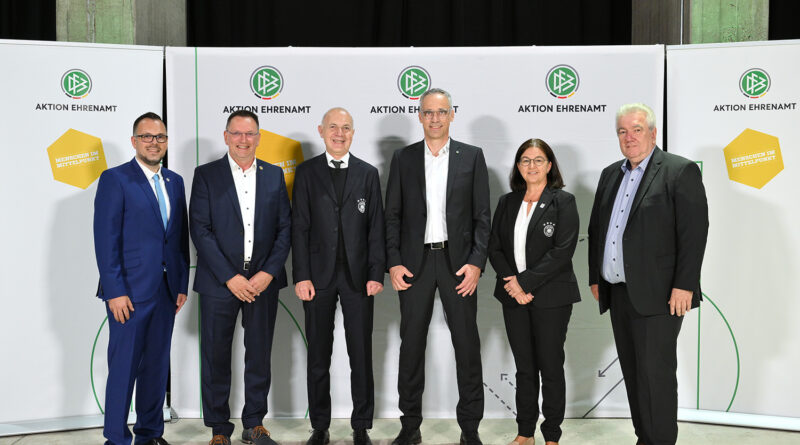 Foto: Badische Preisträger „Club 100“ (v.l.n.r.): bfv-Vizepräsident Sven Wolf, Michael Mattern (TSV Mannheim-Neckarau), DFB-Präsident Bernd Neuendorf, Ralf Remmler (SV Adelsheim), DFB-Generalsekretärin Heike Ullrich und DFB-Vizepräsident Peter Frymuth (Quelle: Getty Images)