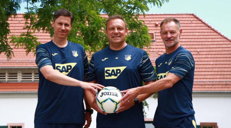 Foto: TSG-Trainerteam 2022/23: Co-Trainer Frank Fröhling, Chef-Trainer André Breitenreiter, Co-Trainer Darius Scholtysik (v. l. n. r.)