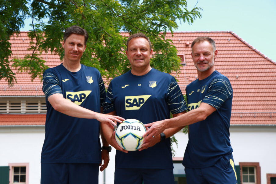 Foto: TSG-Trainerteam 2022/23: Co-Trainer Frank Fröhling, Chef-Trainer André Breitenreiter, Co-Trainer Darius Scholtysik (v. l. n. r.)