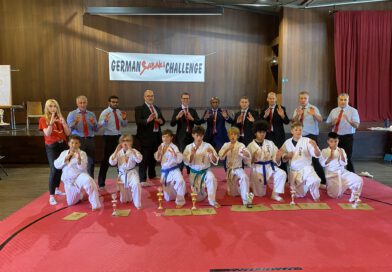Foto : Mu-Shin e.V. Die erfolgreichen Karlsruher Kinder Karateka mit Trainern und Kampfrichtern