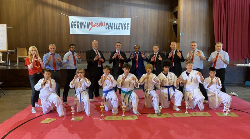 Foto : Mu-Shin e.V. Die erfolgreichen Karlsruher Kinder Karateka mit Trainern und Kampfrichtern