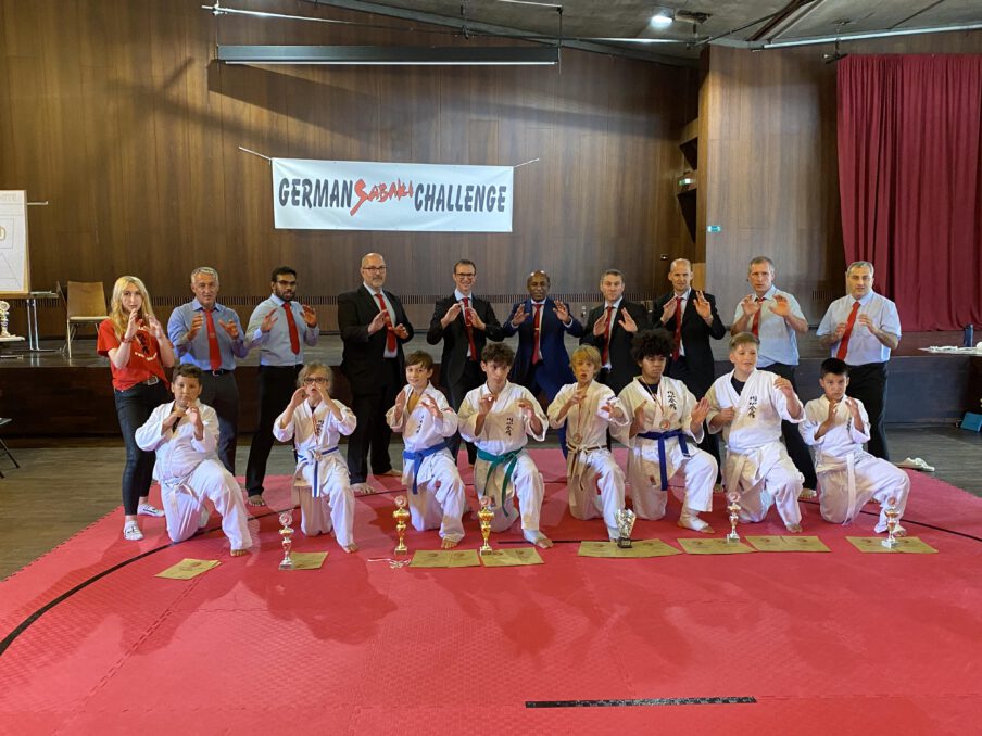 Foto : Mu-Shin e.V. Die erfolgreichen Karlsruher Kinder Karateka mit Trainern und Kampfrichtern